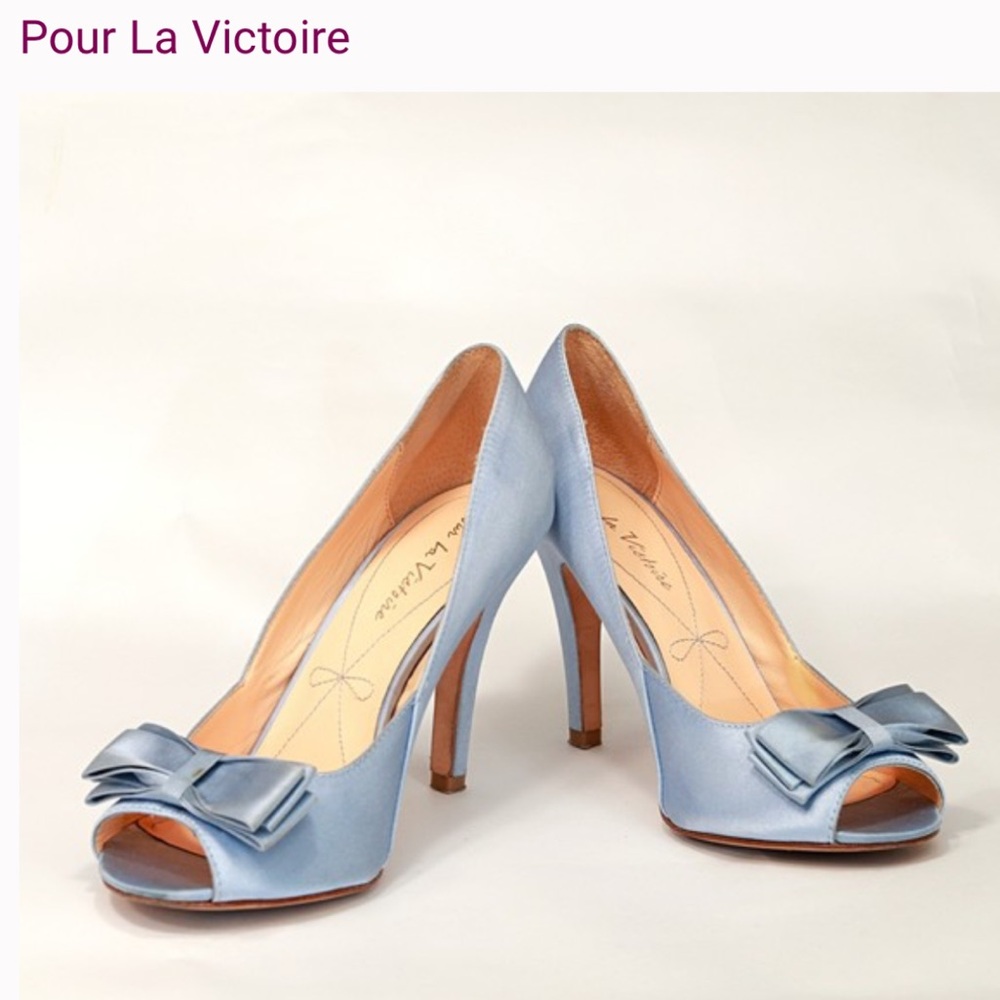 Pour La Victorie women’s Stella sky blue satin pump heel shoe. Size 8